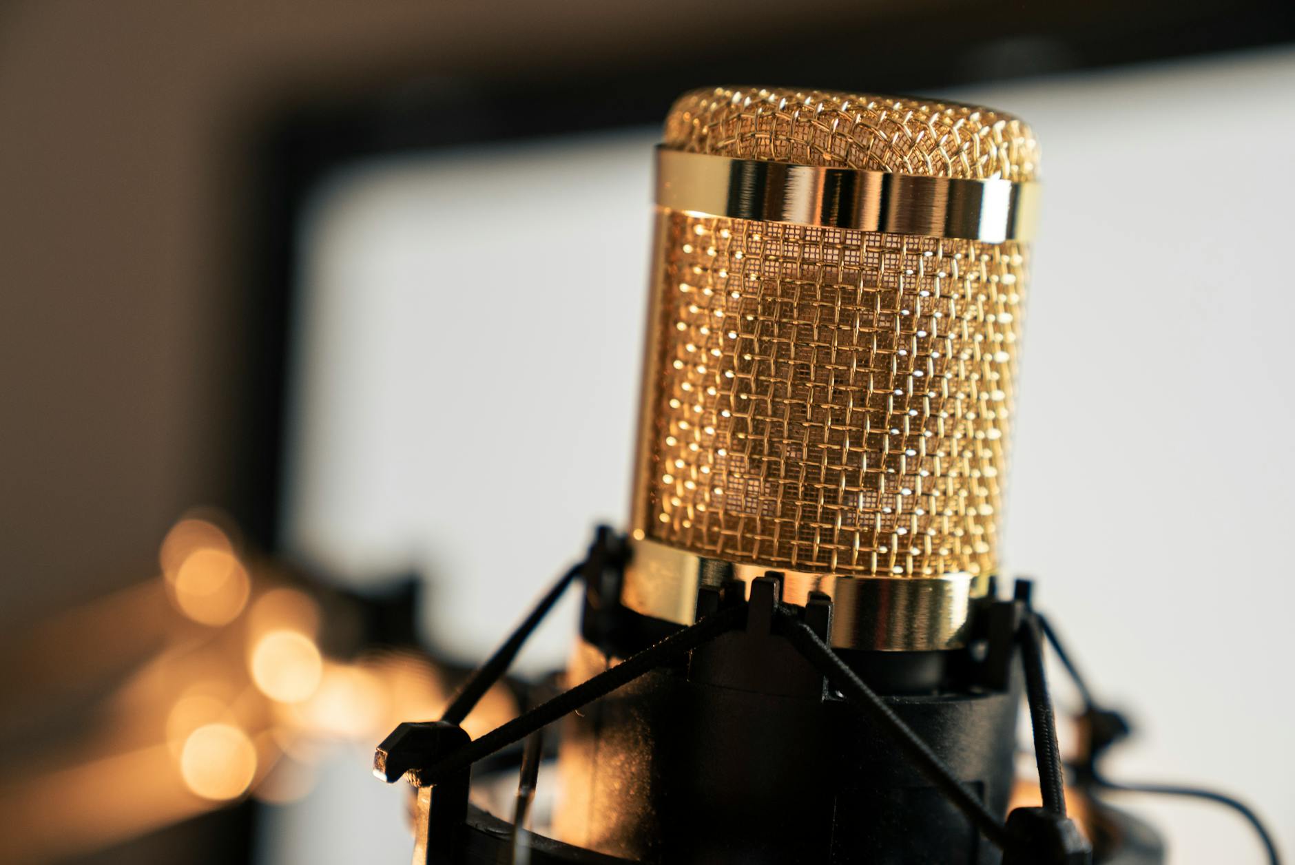 The Rise of Voiceover Gigs: How to Start Small and Win Big